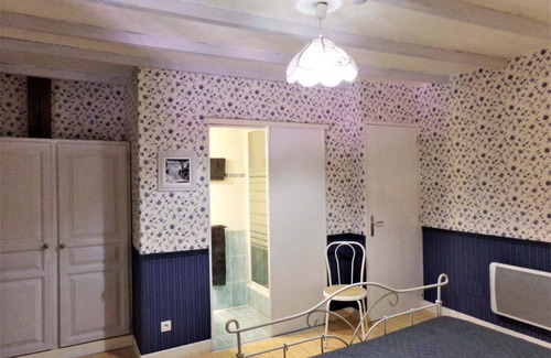 Saint-Sulpice-de-Roumagnac Bed & Breakfast | Guest Rooms 'Le Pré Fleuri 5' with Shared Pool, Communal Terrace and Wi-Fi