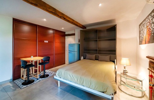 Mauleon-d'Armagnac Bed & Breakfast | Guest House 'Chambre Balneo' with Private Terrace, Wi-Fi and Air Conditioning