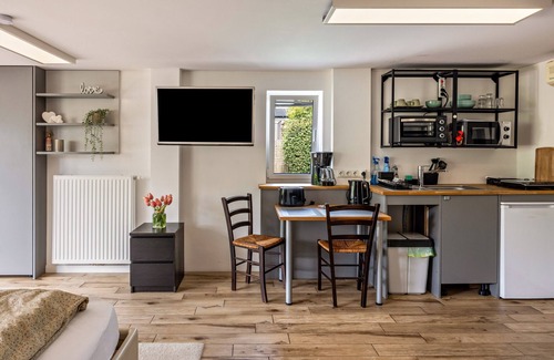 Quickborn House | Guest House "Tinyhouse Baumann" with Terrace & Wi-Fi