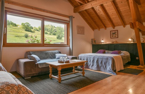 Loisieux Bed & Breakfast | Guest Room 'Arc En Ciel' with Mountain View, Shared Pool and Wi-Fi