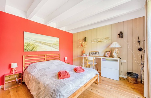 Le Porge Bed & Breakfast | Guest Room 'La Côte D'Argent Coquelicot' with Private Terrace, Private Garden and Wi-Fi