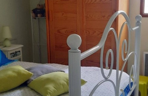 Lescar Bed & Breakfast | Guest Room Le Pesquit - with Shared Terrace, Communal Garden and Air Conditioning