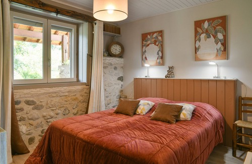 Loisieux Bed & Breakfast | Guest Room 'Noisette' with Mountain View, Shared Pool and Wi-Fi