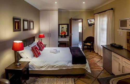 Humewood Bed & Breakfast | Guest room with double bed and kitchen, in Port Elizabeth ideal business travel