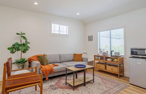 Valley Glen House | Guest Studio Universal private entry