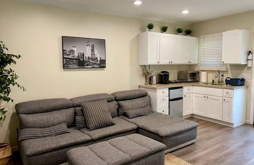 Beverly Hills Apartment | Guest suite near La Cienega Park Beverly Hills. 5 min to LACMA, and Rodeo Drive