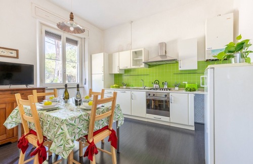 Pisa Apartment | GuestHost - Station Oasis with Parking and Garden