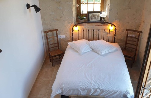 Bazouges-sur-le-Loir Bed & Breakfast | Guesthouse near La Flèche - Pets Allowed - Breakfast Included