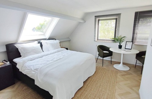 Nessersluis Apartment | Guesthouse at the Amstel river. Private 2BR 2BA with garden and free parking.