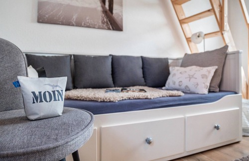 Damlos House | Guesthouse 'Charming Lütt Hus' with Private Terrace, Shared Garden and Wi-Fi