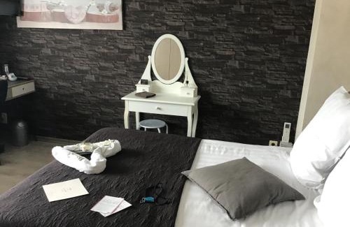 Geel House | Guesthouse De Steenberg tweepersoonskamer met grote badkamer, kitchenette en tuinzicht op de eerste verdieping