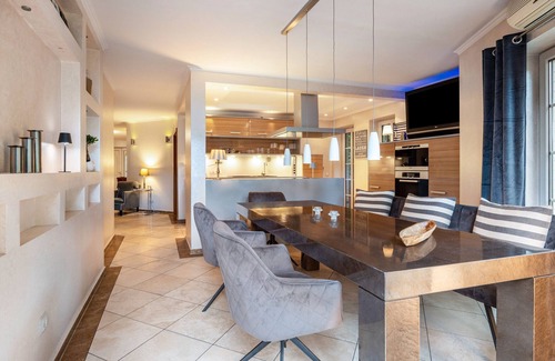 Bergedorf House | Guesthouse 'Dream House' with Private Terrace, Wi-Fi, and Air Conditioning