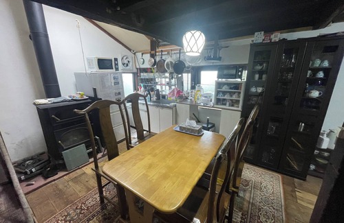 Omachi House | Guesthouse Gaki Daisho: Free transportation to and from ski resorts in the Hakuba area, nearby mountain trailheads, Ogisawa Station, the entrance to the Kurobe Dam, and restaurants in the city is available (up to 7 guests in a van; ski equipment cannot be
