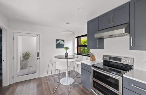 Fremont House | Guesthouse in Phinney Ridge with Rooftop Deck