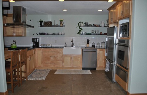 Molalla House | Guesthouse on a picturesque and secluded 19 acres just 12 mins to Silverton
