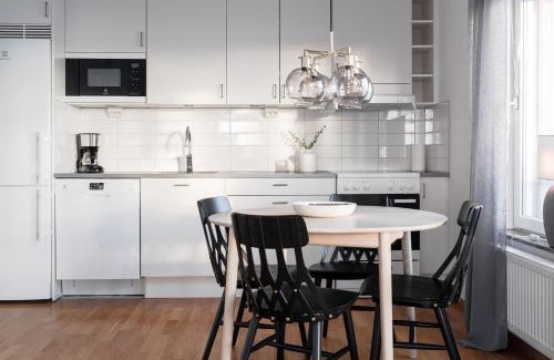 Pitea Apartment | Guestly Homes - 1BR Harbor View Suite, Top Floor 9th