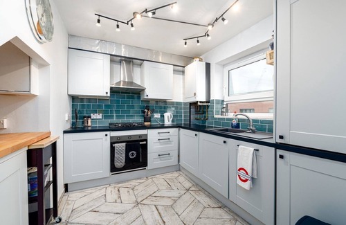 Riverside Apartment | GuestReady - Central Serenity near Tower Bridge