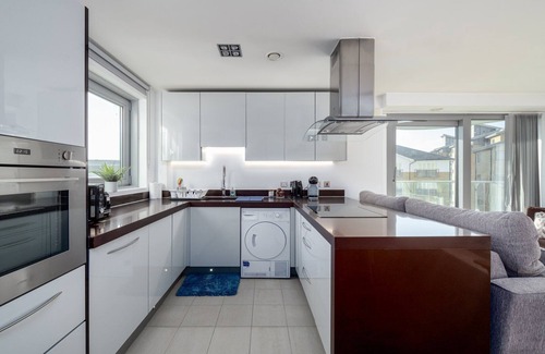 St. Mary's Park Apartment | GuestReady Essential - Riverside Home in Battersea