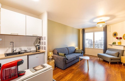 Les Puces de Saint-Ouen Apartment | GuestReady - Green sage near Bauer Stadium