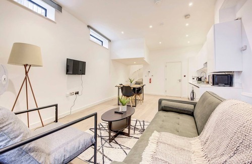 Riverside Apartment | GuestReady - Modern Luxury near Tower Bridge