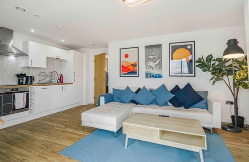 The Docks Apartment | GuestReady - Stylish Flat with Bay View