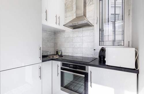 Saint-Vincent-de-Paul Apartment | GuestReady - Sunlit Serenity near Montmartre