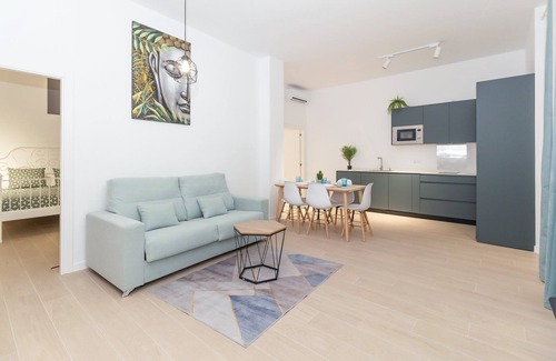 La Malva-rosa House | GuestReady - Valencia's Vibrant Malvarrosa