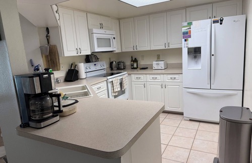Bee Ridge Villa | Guestsuite and bathroom in villa with pool