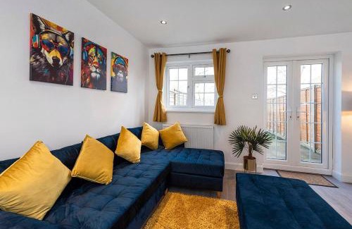 North End House | Guild Lodge 3 Bedrooms 3 Bathroom Home - Fast London Access