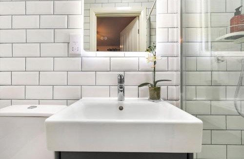 North End House | Guild Lodge 3 Bedrooms 3 Bathroom Home - Fast London Access