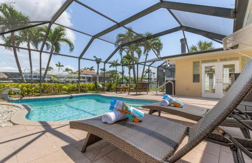 Yacht Club House | Gulf Access, Heated Pool, Bicycles, Sleeps 8 - Villa Jewel Box - Roelens Vacations