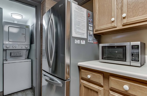Gulf Shores Hotel | Gulf Tower 8b 2 Bedroom Condo by RedAwning