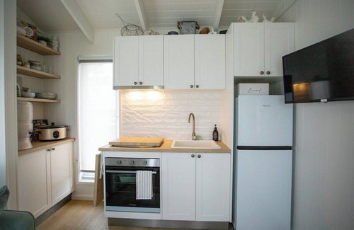Seaton Cabin | Gumnut Cottage Gippsland | Mountain View · Tiny Eco Stay | Mountain Views Firepl