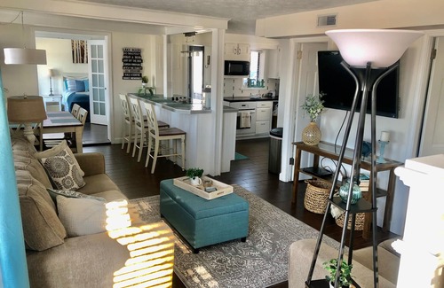 Bradley House | "Gun-A-Love IT!" Lakefront getaway/retreat on Gun Lake