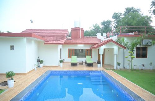 Gurugram Villa | Gurgaon Farmhouse 3 BHK with Private Pool and Big Lawn