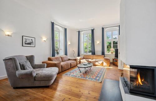Kletkamp House | GUT KLETKAMP "Altes Torhaus" - Historisches Ferienhaus mit 5 Schlafzimmern I Kamin I Garten & Terrasse I Seeblick I 15 Min zur Ostsee I Moderne Küche I Hundefreundlich I Parkplätze I WLAN