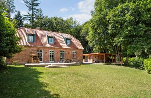 Kletkamp Villa | GUT KLETKAMP "Försterei" - Freistehendes Backsteinhaus mit 4 Schlafzimmern ruhig am Waldrand gelegen I Kamin I Garten & Terrasse I 15 Min zur Ostsee I 3 Bäder I Küche I Parkplatz I WLAN