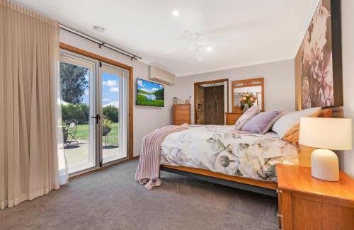 Moama House | Guthrie's Place - Family Resort Style Home by Echuca Holiday Homes