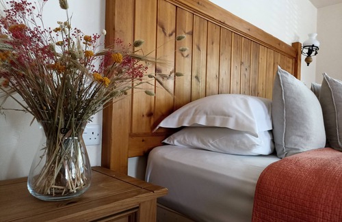 Nantgarw Bed & Breakfast | Gwaelod Y Garth Inn