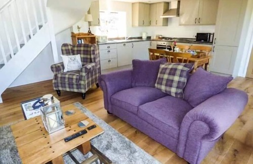 Welsh Frankton Cottage | GWDIHW, with a garden in Gobowen