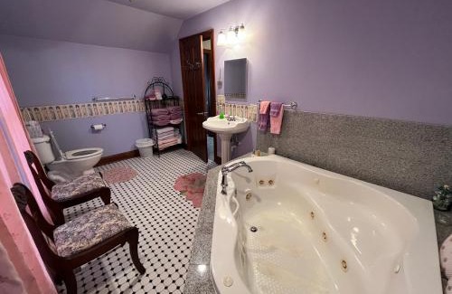 St. Ansgar Villa | Gwen's Place - Private 2nd Floor