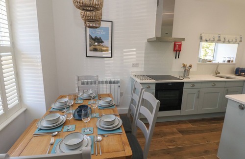 Llanrhidian Higher Cottage | GWYNFRYN, pet friendly, with a garden in Pen-Clawdd