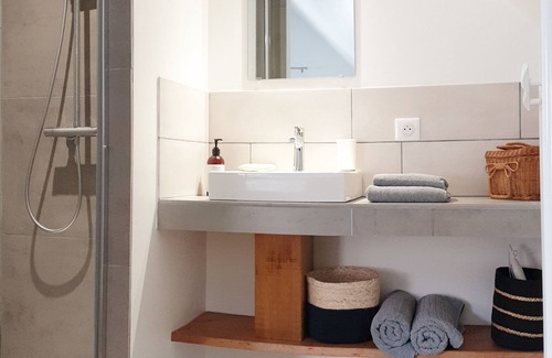 Coulanges-la-Vineuse Bed & Breakfast | Hébergement Indépendant Dans Maison Avec Piscine, au Coeur du Vignoble