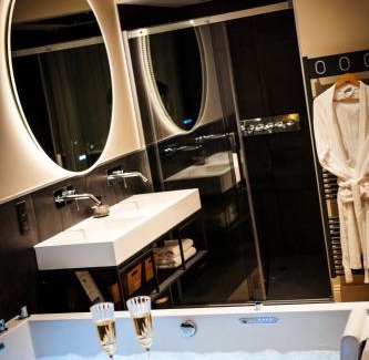 Saint Nicolas - Charles III - Ville vieille - Trois Maisons - Leopold Apartment | Hédoné Suite de luxe et Spa privatif