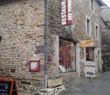 Saint-Chely-d'Aubrac Hotel | Hôtel des Voyageurs