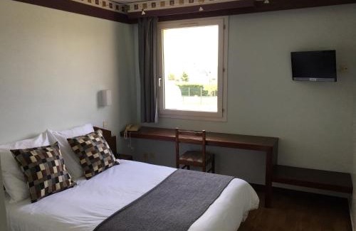 Saint-Denis-de-l'Hotel Hotel | Hôtel Le Dauphin