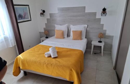 Aigues-Mortes Hotel | Hôtel Le Médiéval- Parking inclus
