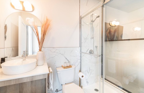 Venise-en-Quebec Hotel | Hôtel Le Rosay