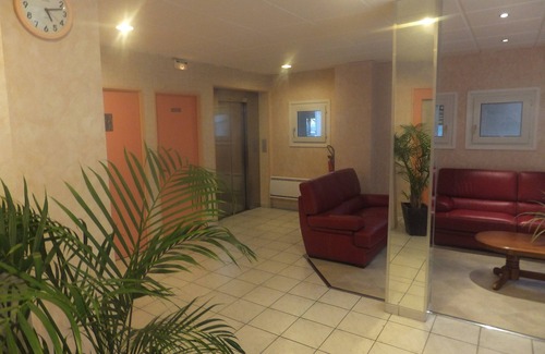 Gif-sur-Yvette Hotel | Hôtel Le Village