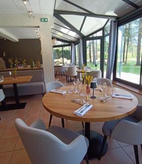 Anglards-de-Saint-Flour Hotel | Hôtel Restaurant Logis La Méridienne